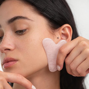 gua-sha et rouleau pour le visage